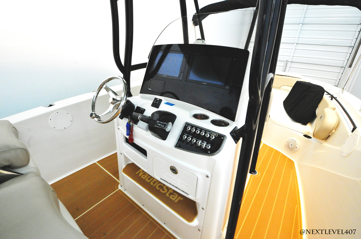 Nautic-Star-Wide-Dual-Garmin-Screen-Dash-Helm Nautic-Star-Wide-Dual-Garmin-Screen-Dash-Helm